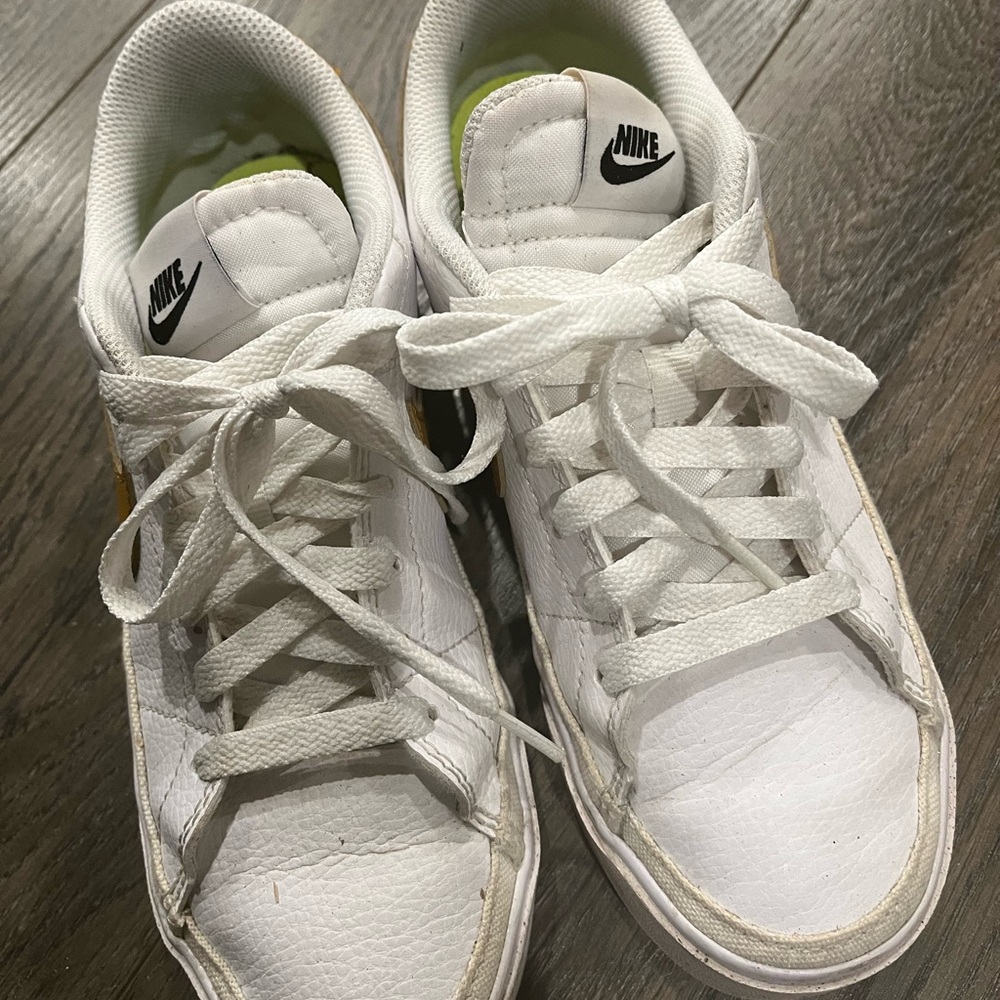 Nike Kids White and Gold Sneakers - Picture 2 of 5